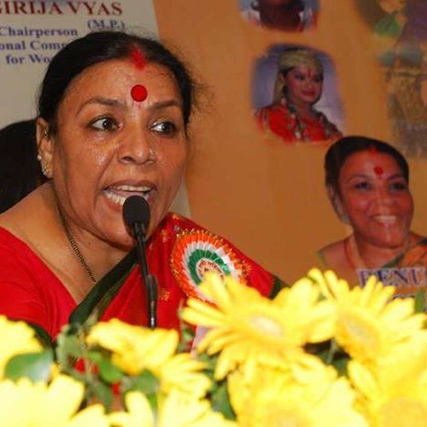 एक्टिंग में नाम कमाने के बाद रेणु ने राजनीति के मैदान में रख दिया था। वह कांग्रेस पार्टी के साथ जुड़ी हैं।