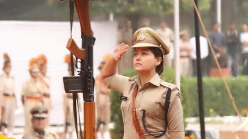 IPS सिमाला प्रसाद 2010 बैच की आईपीएस अधिकारी हैं। मूल रूप से भोपाल की रहने वालीं सिमाला ने अपनी पढ़ाई लिखाई वहीं से की है।