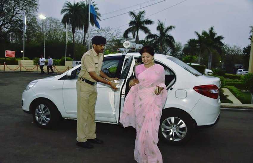 देशव्यापी लॉकडाउन के बीच पुलिस के जज्बातों को बयां करती एख कविता- मैं खाकी हूं, काफी पसंद की जा रही है। इस कविता को लिखा है महिला आईपीएस अफसर सिमाला प्रसाद ने। सिमाला प्रसाद की गिनती एक दबंग लेडी आईपीएस के तौर पर की जाती हैं। बहुमुखी प्रतिभा की धनीं सिमाला प्रसाद बॉलीवुड फिल्मों में भी काम कर चुकी हैं। (Photos: IPS Simala Prasad Facebook)