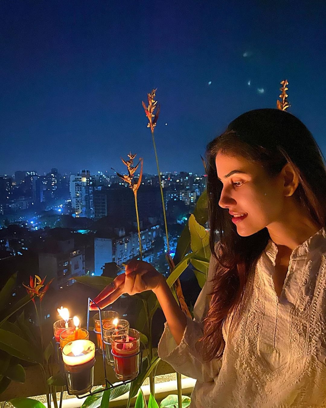 पंजाबी एक्ट्रेस सोनाली ने तमाम तरह की कैंडल जलाकर अंंधेरे में प्रकाश किया।