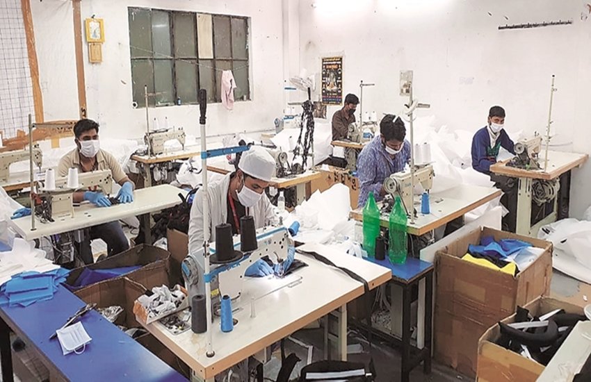 मेरठ में खेल का सामान बनाने वाली कंपनियां मास्क, गाउन और अन्य जरूरी सामान बनाने में जुटी हैं। 