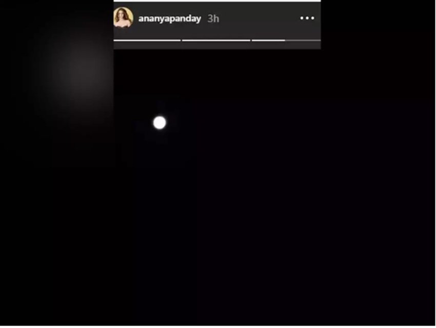 अनन्या पांडे ने भी सुपरमून की तस्वीर अपनी इंस्टा स्टोरी पर शेयर की है।