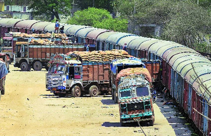 माल उठाने के लिए खड़े ट्रक।