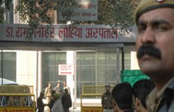 दिल्ली: जाहिदा खातून की मौत के बाद पति का आरोप, ‘8 घंटे तक एंबुलेंस नहीं मिला और RML अस्पताल ने भर्ती नहीं किया’; गेट पर तोड़ा दम