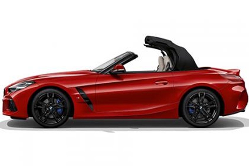 अजय देवगन के पास करीब एक करोड़ की BMW Z4 भी है।