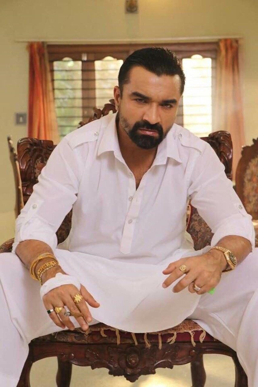 बॉलीवुड एक्टर एजाज खान (Ajaz Khan) पिछले दिनों अपने एक वीडियो के कारण विवादों में आ गए। एजाज खान पर साम्प्रदायिकता फैलाने औऱ लोगों की भावना को आहत करने के आरोप में कई धाराओं में मामला दर्ज करते हुए मुंबई पुलिस ने गिरफ्तार कर लिया।