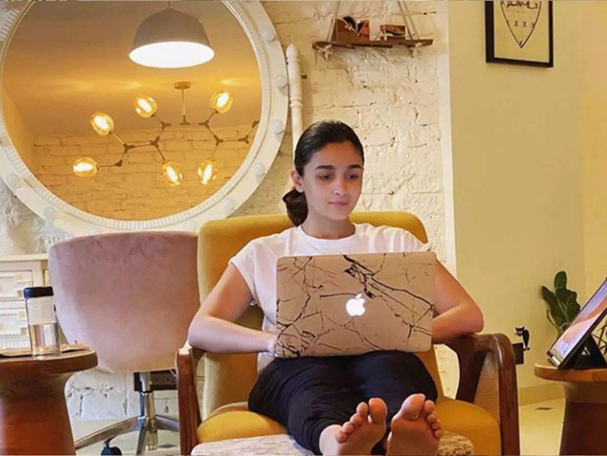 आलिया भट्ट अपने लिविंग रूम में लैपटॉप पर कुछ काम करते नजर आई थीं।