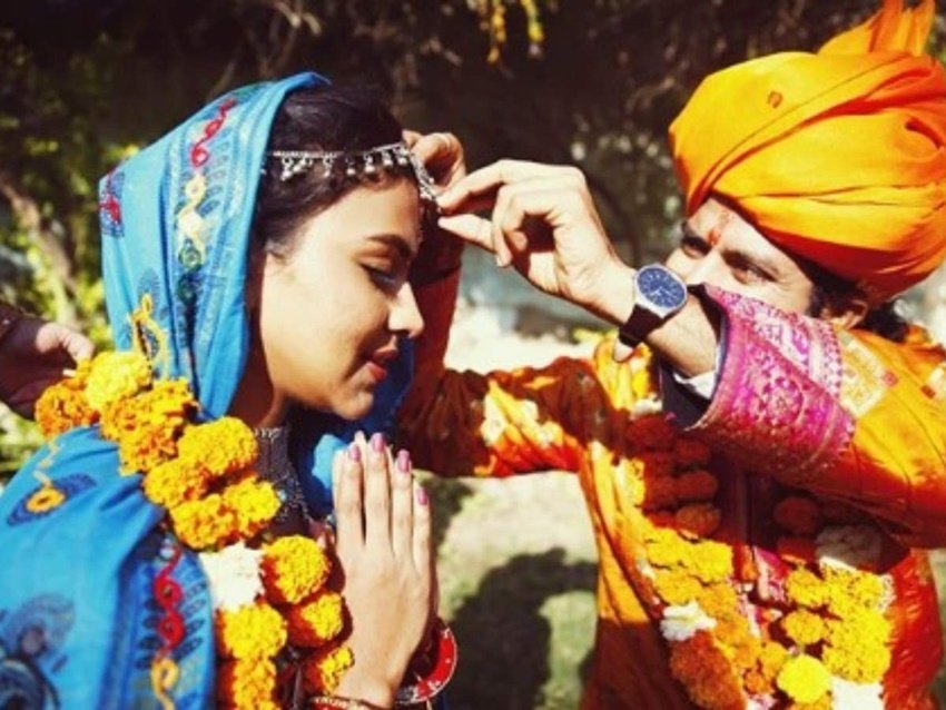 शादी की इन तस्वीरों में बलविंदर अमाला की मांग भरते साफ देखे जा सकते हैं।