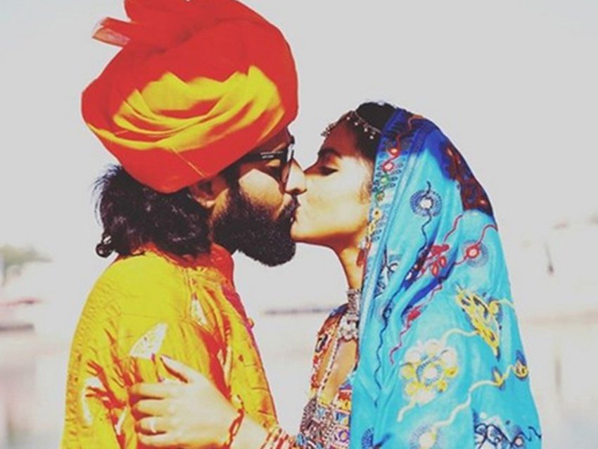 हालांकि अब इस शादी में एक ट्विस्ट आ गया है। दरअसल अमाला ने शादी की तस्वीरों को फेक बताते हुए कहा है कि वह अभी तक कुंवारी है।