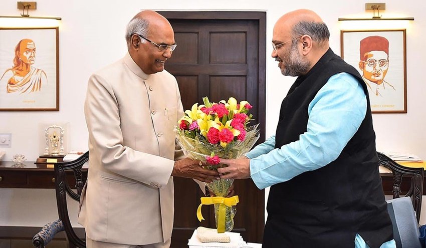 बीजेपी के पूर्व अध्यक्ष और केंद्रीय गृहमंत्री अमित शाह के घर की बैठक में सांवरकर और चाणक्य की तस्वीरें लगी हैं।