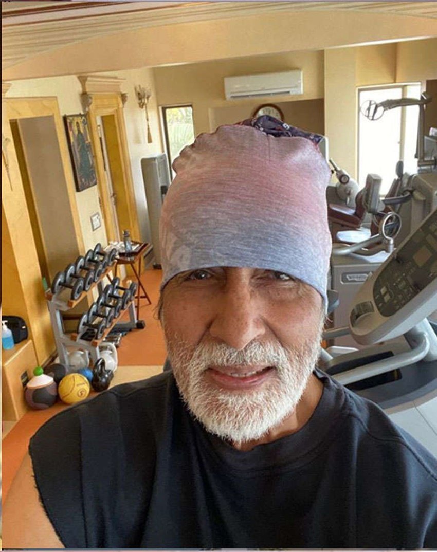 अमिताभ बच्चन ने अपने घर के अंदर ही बने जिम से ये फोटो पोस्ट की थी।