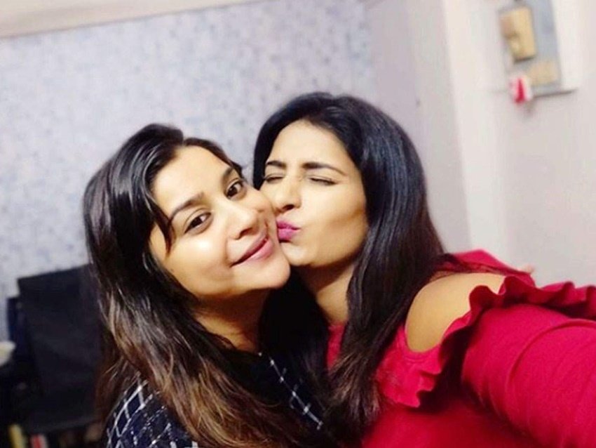 भोजपुरी सिनेमा में अनारा गुप्ता और पूनम दूबे की दोस्ती भी काफी पॉपुलर है। इन दोनों का सोशल मीडिया भी इस बात की गवाही देता है।