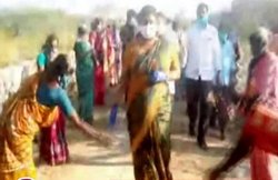 आंध्र प्रदेश: सत्ताधारी विधायक के स्वागत में बिछाए गए फूल, लोगों ने कहा – लॉकडाउन, सोशल डिस्टेन्सिंग का हुआ उल्लंघन