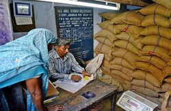 पीएम गरीब कल्याण अन्न योजना: लॉकडाउन में 80 करोड़ गरीबों को मिल रहा अनाज, जानें- कैसे ले सकते हैं स्कीम का लाभ