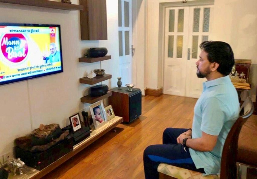 अनुराग ठाकुर ने अपने घर के अंदर की ये तस्वीर रविवार 25 अप्रैल को पीएम नरेंद्र मोदी के मन की बात कार्यक्रम के दौरान ट्विटर पर शेयर की थी।