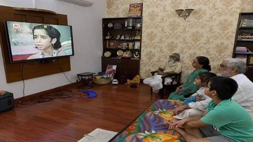 केंद्रीय स्वास्थ राज्य मंत्री अश्विनी चौबे ने भी रामायण देखते हुए अपने घर की यह तस्वीर शेयर की थी।