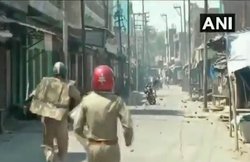 यूपी: अलीगढ़ में बाजार बंद कराने गई पुलिस टीम पर हमला, भीड़ ने ईंट-पत्थर फेंक कर मारा
