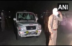 यूपी: रामपुर में अफसरों के सामने महिलाओं ने पुलिस पर हमला कर बाइक सवारों को छुड़ाया, केस दर्ज