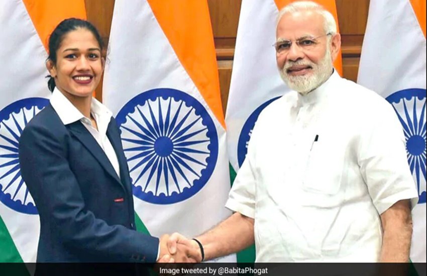 India Lockdown: पहलवान बबीता फोगाट अपने एक ट्वीट को लेकर सोशल मीडिया में काफी ट्रोल हो रही हैं।