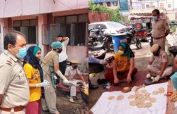 थाने में पूड़ियां बेलती दिखीं कॉमनवेल्थ गेम्स चैंपियन बबीता फोगाट, लोगों ने कहा- बुराई छुपाने को पोस्ट कर रही वीडियो