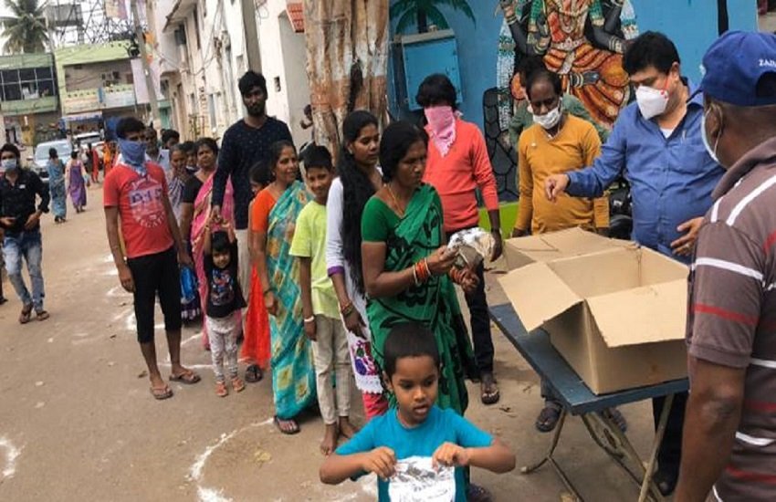 भोजन सामग्री बांटने वालों के लिए यूपी सरकार ने एक गाइड लाइन तय की है। (indian express)