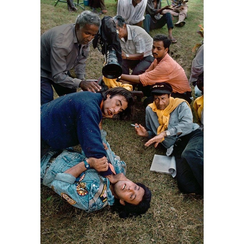 इस तस्‍वीर को शेयर करते हुए स्टीव ने लिखा कि यह साल 1993 में उन्होंने क्लिक की थी। तस्वीर मुंबई की है। फोटो में संजय दत्‍त के एक फाइट सीन के रिहर्सल के दौरान देव आनंद डायरेक्‍शन करते हुए दिख रहे हैं।