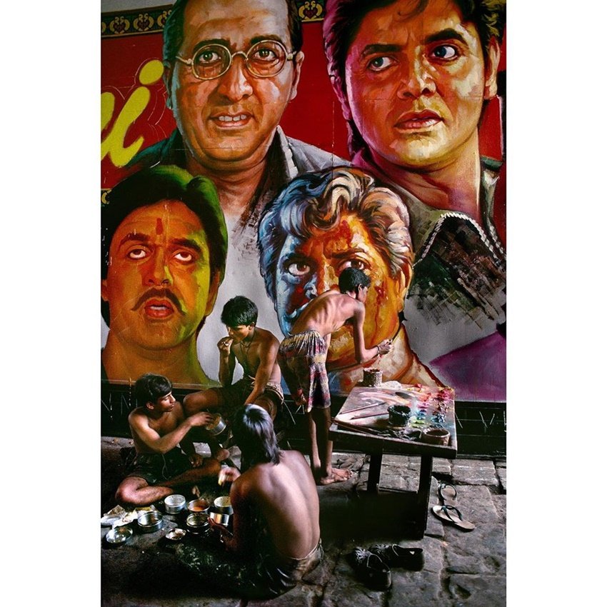 यह फोटो साल 1996 का है। तस्वीर में मुंबई में किसी फिल्‍म के पोस्‍टर को हाथ से पेंट करते कलाकारों का ग्रुप नजर आ रहा है।