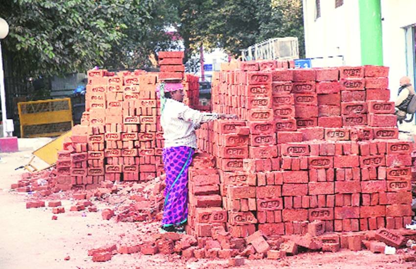 सरकारी सहायता के लिए परेशान हैं मजदूर।