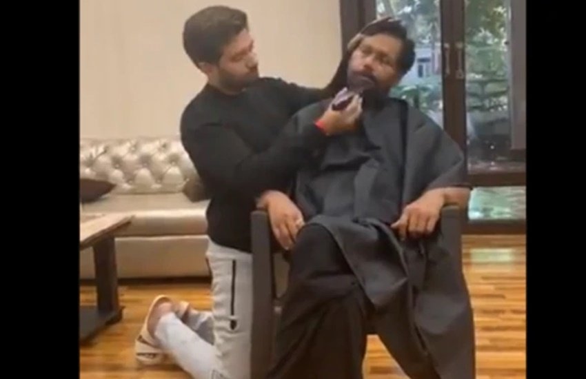 Lockdown में लोक जनशक्ति पार्टी के सांसद चिराग पासवान अपने पिता राम विलास की शेविंग करते नजर आए। 