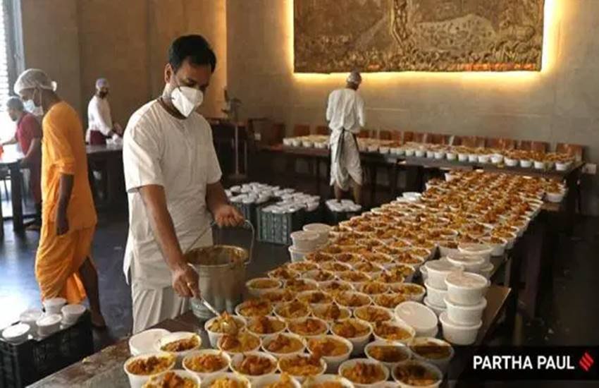 खाना बनाते भक्त (फोटो- पार्थ पॉल इंडियन एक्सप्रेस)