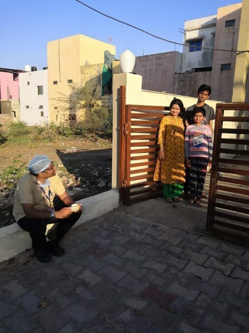 यह तस्वीर भोपाल के सीएमएचओ डॉक्टर सुधीर डेहरिया की है। सुधीर कोरोना मरीजों के इलाज में दिन रात लगे हुए हैं। 5 दिनों तक लगातार अस्पताल में रहने के बाद वो थोड़े समय के लिए घर आए थे। घर आने पर उन्हें बाहर ही बैठकर पत्नी और बच्चों से मुलाकात की और चाय पी। बच्चों को अपने डॉक्टर पापा को देखने का सुख तो मिला पर वे उनसे गले तक नहीं मिल सके और ना ही उनके पास जा सके।