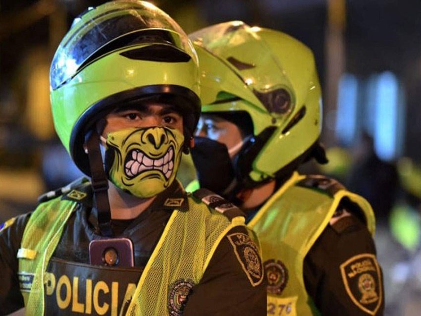 हालांकि सोशल मीडिया में मास्क की और तस्वीरें भी वायरल हो रही हैं। ये तस्वीरें काफी मजेदार हैं।