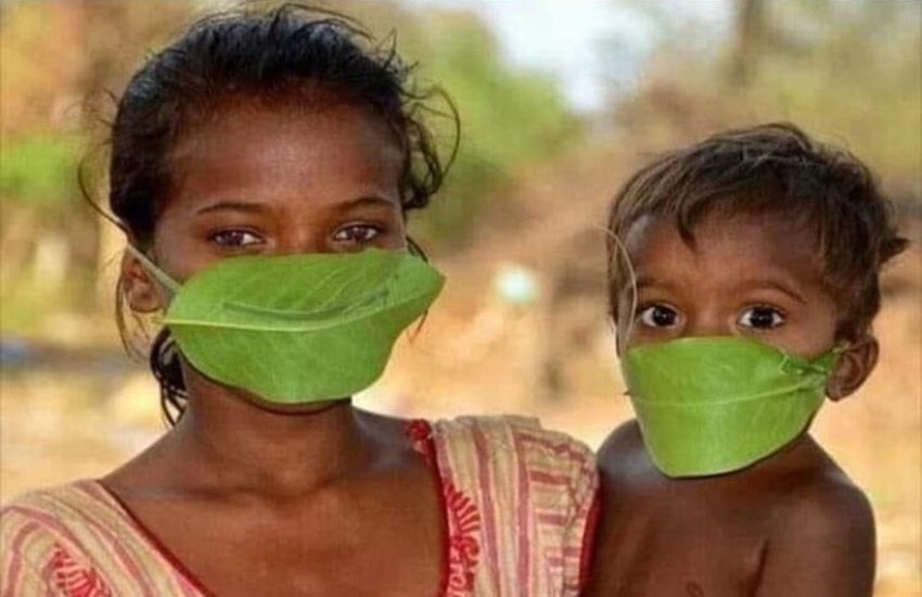 कोरोना वायरस (Coronavirus) से फैली महामारी ने दुनिया के कई देशों में हाहाकार मचा रखा है। भारत भी उन्हीं देशें में शामिल है। भारत कोरोना संक्रमण के साथ ही कई चुनौतियों से निपट रहा है। लोग यहां ना तो ढंग(Lockdown) का पालन कर रहे हैं और ना ही सैनिटाइजेशन का ख्याल रख रहे हैं। इन सबके बीच एक तस्वीर सोशल मीडिया में लोगों का दिल जीत रही है। इस तस्वीर में एक महिला जिसके गोद में बच्चा है, दोनों ने पत्ते को मास्क के तौर पर पहना है। लोग इस तस्वीर की तारीफ में लिख रहे हैं कि कि मजबूरी कुछ भी हो पर समझदारी होनी चाहिए।