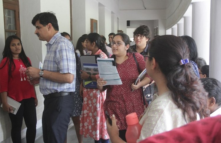 Coronavirus in India Impact on Jobs, Education Updates: DU एडमिशन प्रक्रिया बंद, इन सरकारी नौकरियों पर भी COVID-19 का असर