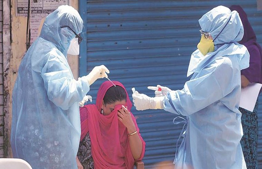 देश में घातक कोरोना वायरस लगातार अपने पैर पसार रहा है। (PTI)