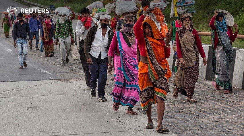 कोरोना वायरस (Coronavirus) से फैली महामारी ने भारत में भी बेहद क्रूर रूप दिखाया है। 22 अप्रैल तक इससे संक्रमित होने वालों की संख्या करीब 20 हजार हो चुकी है। वहीं छह सौ से ज्यादा लोगों की जान भी जा चुकी है। इस वायरस पर नियंत्रण के लिए 25 मार्च से 3 मई तक के लिए देशव्यापी लॉकडाउन (Lockdown) किया गया है। इस लॉकडाउन का सबसे बुरा असर बड़े शहरों में काम करने वाले प्रवासी मजदूरों (Migrant Labours) पर पड़ा है। लॉकडाउन के कारण उनकी नौकरी चली गई, खाने को कुछ नहीं, ऐसे में उनके पास कोई साधन न मिलने पर पैदल ही घर जाने का चारा बचा था। ऐसे ही हजारों बदनसीब मजदूरों में से एक थे दयाराम कुश्वाहा। दयाराम पैदल ही 500 किमी का सफर तय कर बुंदेलखंड में अपने गांव पहुंचे हैं।