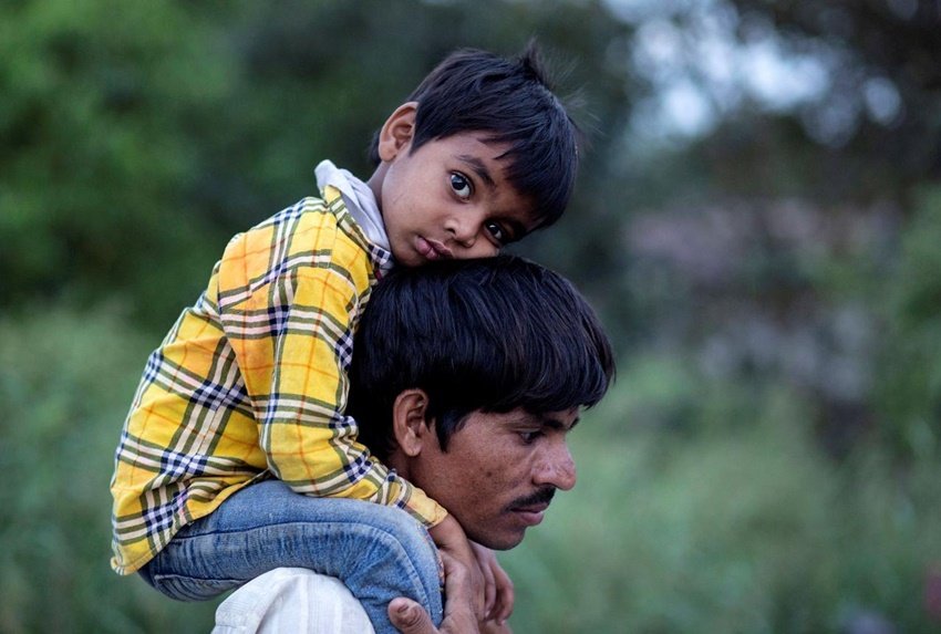 दया राम 26 मार्च को दिल्ली से पैदल ही परिवार के साथ घर के लिए निकल पड़े थे। दयाराम के 5 साल का बेटे शिवम ने पिता के कंधे पर बैठ ये सफर तय किया।