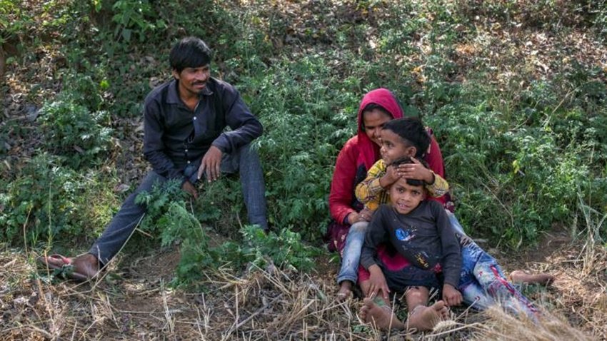 फिलहाल दयाराम अपने गांव पहुंच चुके हैं। गांव में भी रोजगार का संकट तो है ही फिर भी वह यहां आकर खुश हैं।