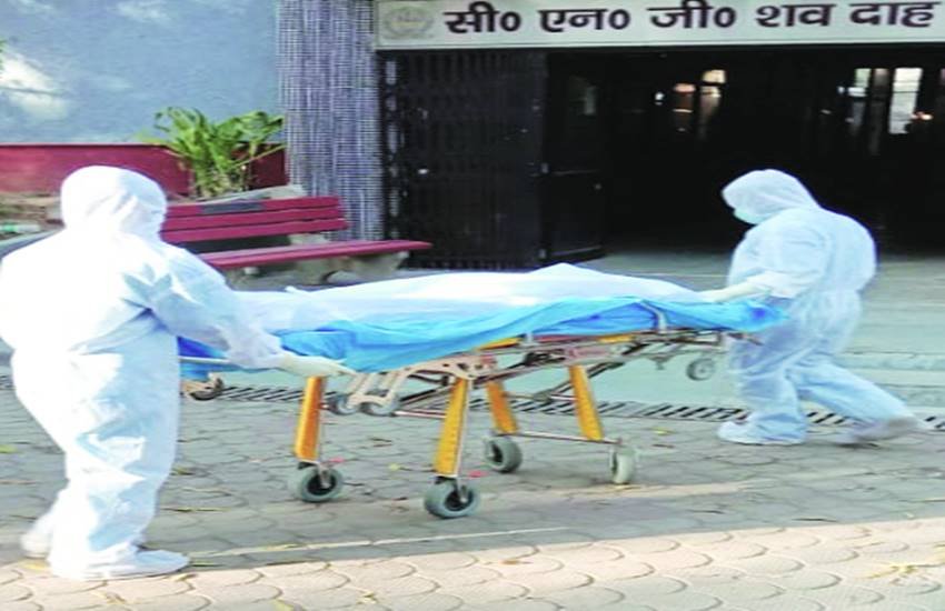 कोरोना संक्रमितों को अंतिम पल परिजनों का कंधा तक नसीब नहीं होता है।