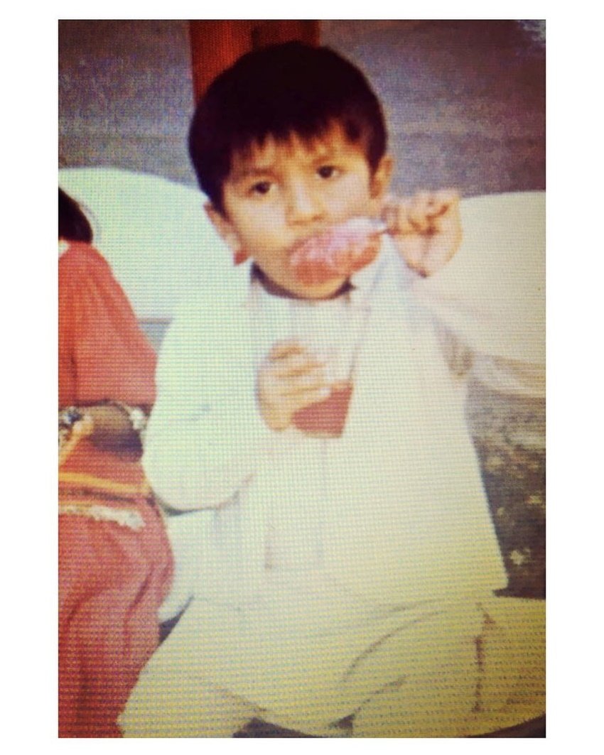 इस फोटो में दीपिका बर्फ के गोले के मजे ले रही हैं।