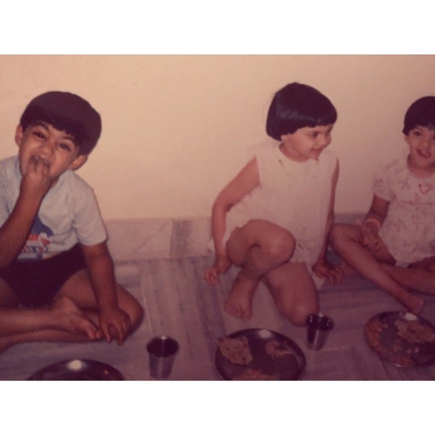 दरअसल दीपिका ने जो तस्वीर शेयर की है उसमें वह अपने दोस्तों के साथ मस्ती कर रही हैं औऱ पराठे खा रही हैं। दीपिका की इस तस्वीर पर उनकी बहन अनुषा ने कमेंट करते हुए लिखा- कटोरा कट। दरअसल अनुषा मे दीपिका के हेयरकट पर चुटकी ली है।