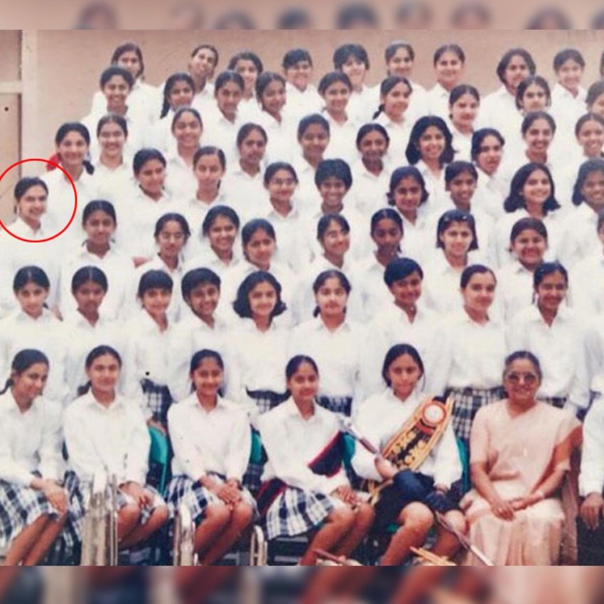 इस तस्वीर में लाल घेरे में बॉलीवुड एक्ट्रेस दीपिका पादुकोण नजर आ रही हैं। यप फोटो दीपिका ने फैंस के साथ इंस्टाग्राम पर शेयर की थी।