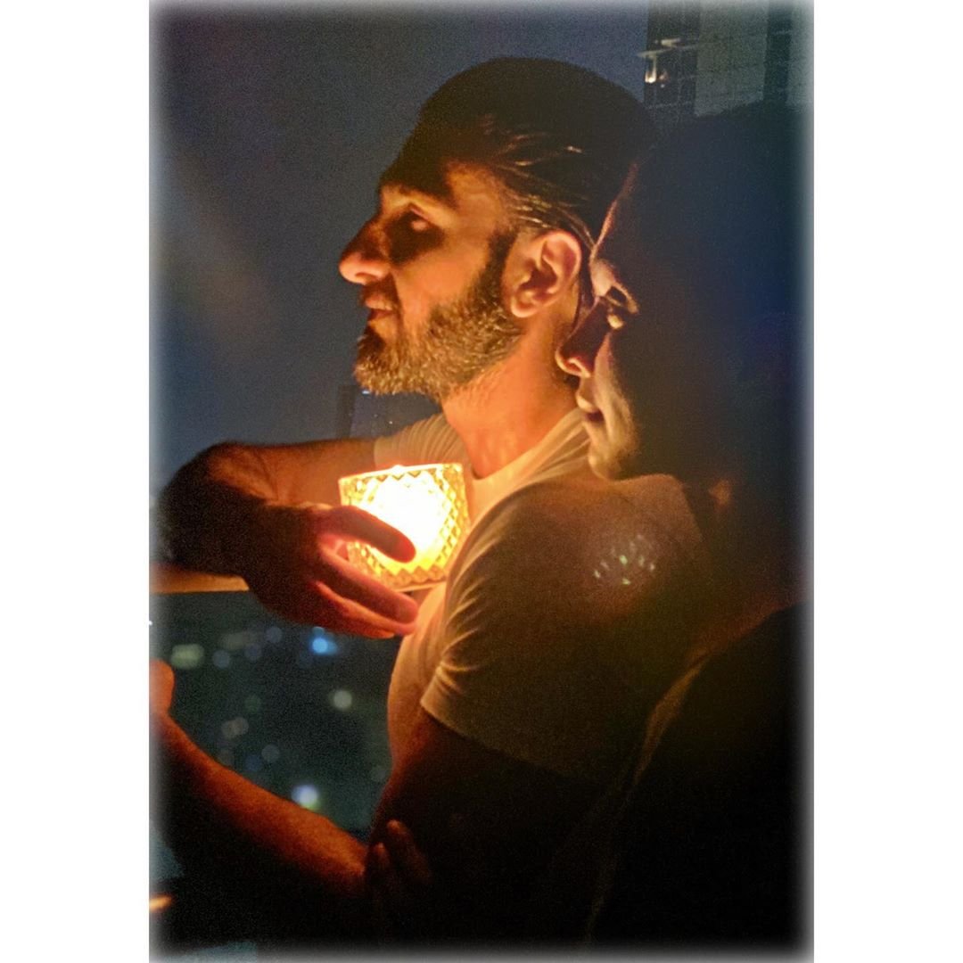 दीपिका रणवीर ने भी साथ मिलकर अपने घर की बालकॉनी को रौशन किया।