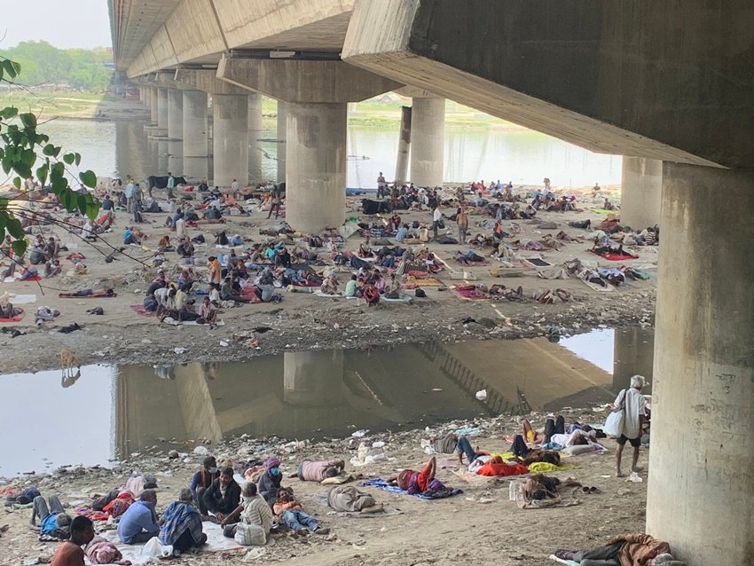 वायरल हो रही इन तस्वीरों पर लोगों ने सरकार को खूब लानतें भेजीं। लोगों ने लिखा कि इन बेचारे मजदूरों का दोष सिर्फ इतना है कि ये गरीब हैं..शायद इसीलिए इन्हें इस हालत में छोड़ दिया गया।