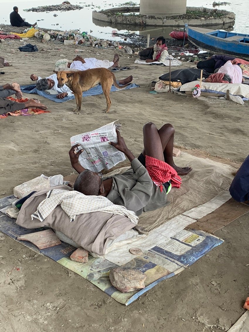 लोगों ने लिखा कि इन हालातों को देखते हुए आसानी से समझा जा सकता है कि ऐसे तमाम प्रवासी मजदूर शहरों से अपने घर की तरफ लौटने के लिए क्यों बेताब हैं। <a href="https://www.jansatta.com/photos/news-gallery/india-lockdown-sea-of-migrants-keen-to-return-home-gather-outside-mumbais-bandra-station/1378502/“> ‘‘मस्जिद दिख गई लेकिन स्टेशन नहीं दिखा’, जब बांद्रा की भीड़ को मजहबी रंग देने लगे कुछ लोग