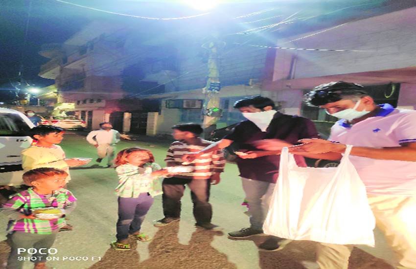 राणा प्रताप बाग में रह रहे हैं ऐसे परिवार पड़ोस से लोग दे जाते हैं खाना।