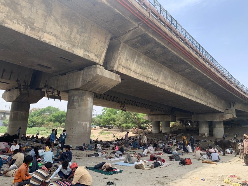 कुछ लोगों ने लिखा कि ये तस्वीरें सरकार के उन सभी दावोौं की पोल खोल रही है जिसमें वह कह रहे हैं कि हम किसी को भूखे नहीं रहने देंगे।
