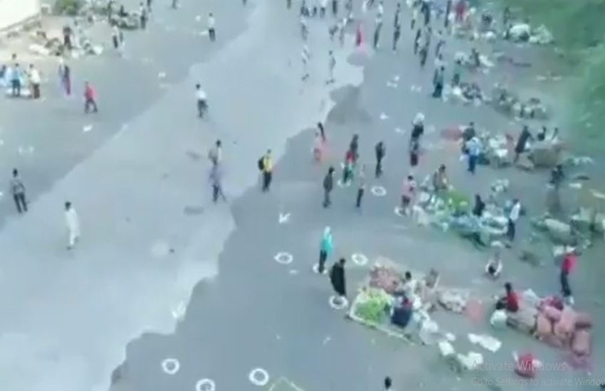दिल्ली के महरौली बस स्टैंड पर लगी सब्जी मंडी। 