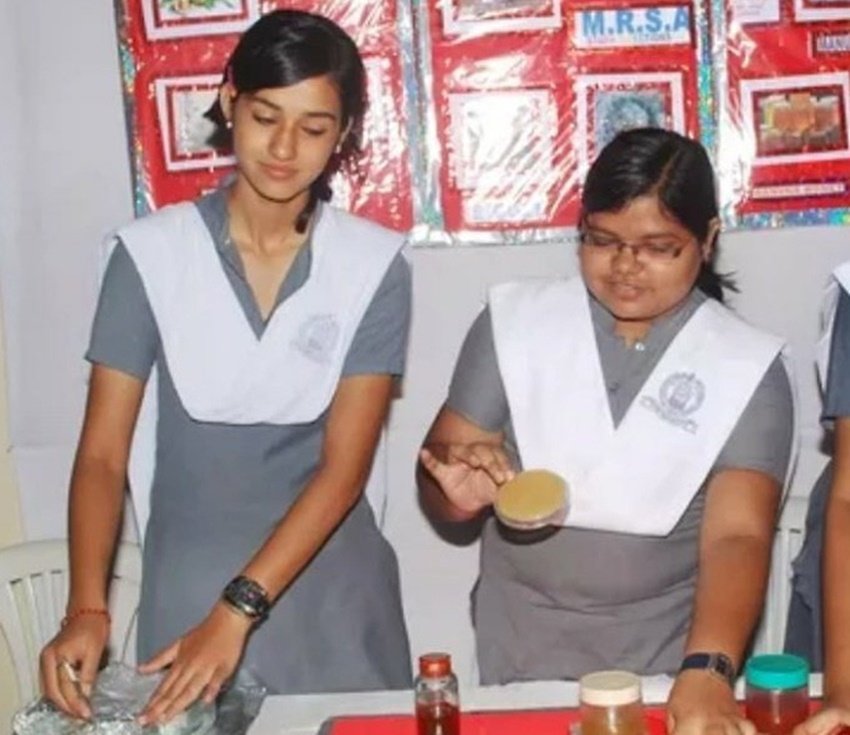 दिशा पाटनी स्कूल के दिनों में बेहद साधारण दिखती थीं। आज उनका नाम बॉलीवुड की सबसे ग्लैमरस और हॉट एक्ट्रेस में शुमार है।