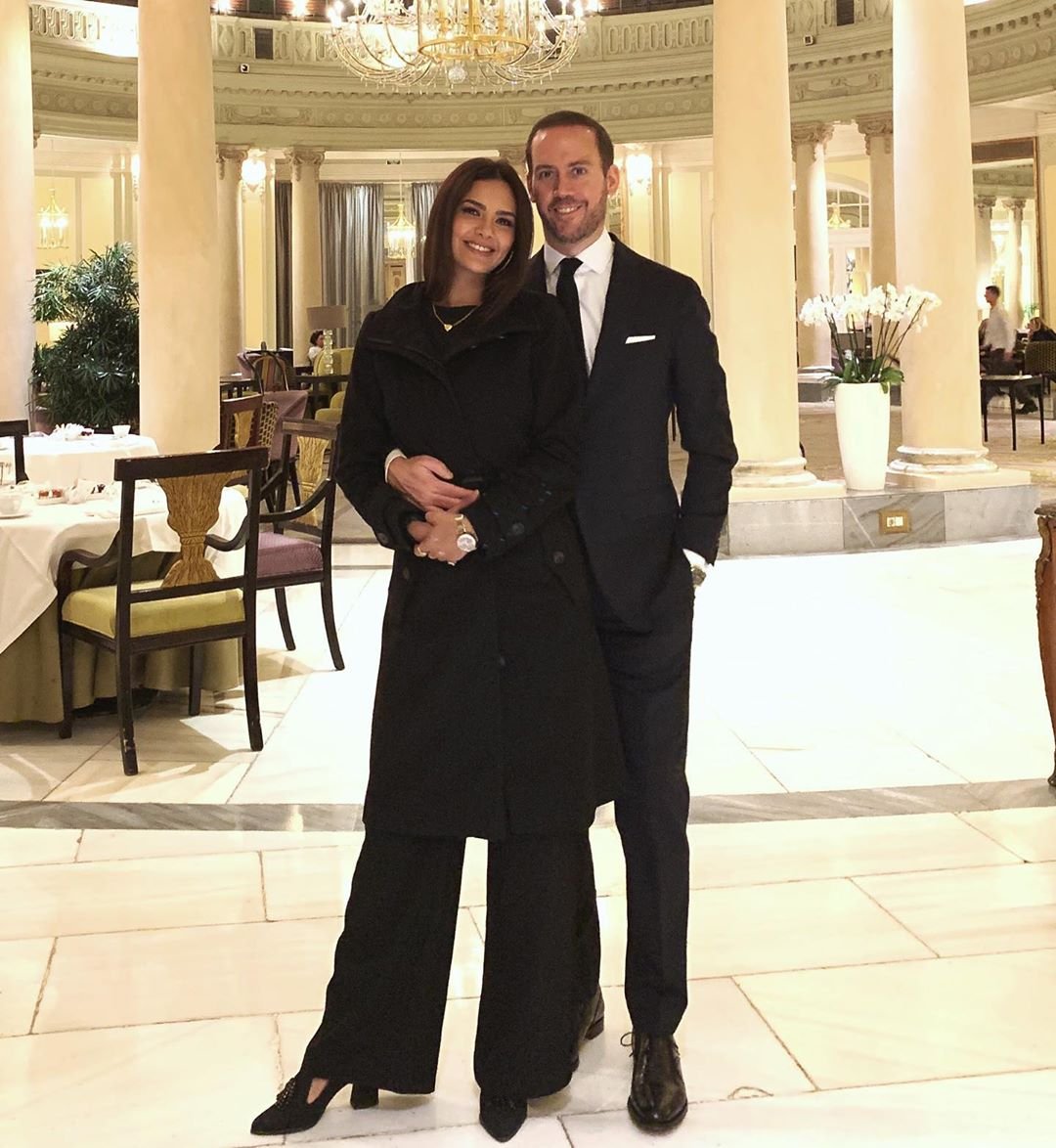 जन्नत एक्ट्रेस ने एक तस्वीर शेयर की है जिसमें वह अपने स्पेनिश बॉयफ्रेंड संग नजर आ रही हैं। उन्होंने तस्वीर के कैप्शन में भी स्पेन‍िश भाषा का प्रयोग किया है। स्पेनिश में उन्होंने लिखा, मैं तुमसे बहुत प्यार करती हूं...तस्वीर में ईशा और मैनुअल मैचिंग के कपड़ों में नजर आ रहे हैं। दोनों काफी अट्रैक्टिव दिख रहे हैं। इस तस्वीर के जरिए ईशा गुप्ता ने बॉयफ्रेंड Manuel Campos Guallar के साथ अपने रिलेशनश‍िप पर मुहर लगा दी है।